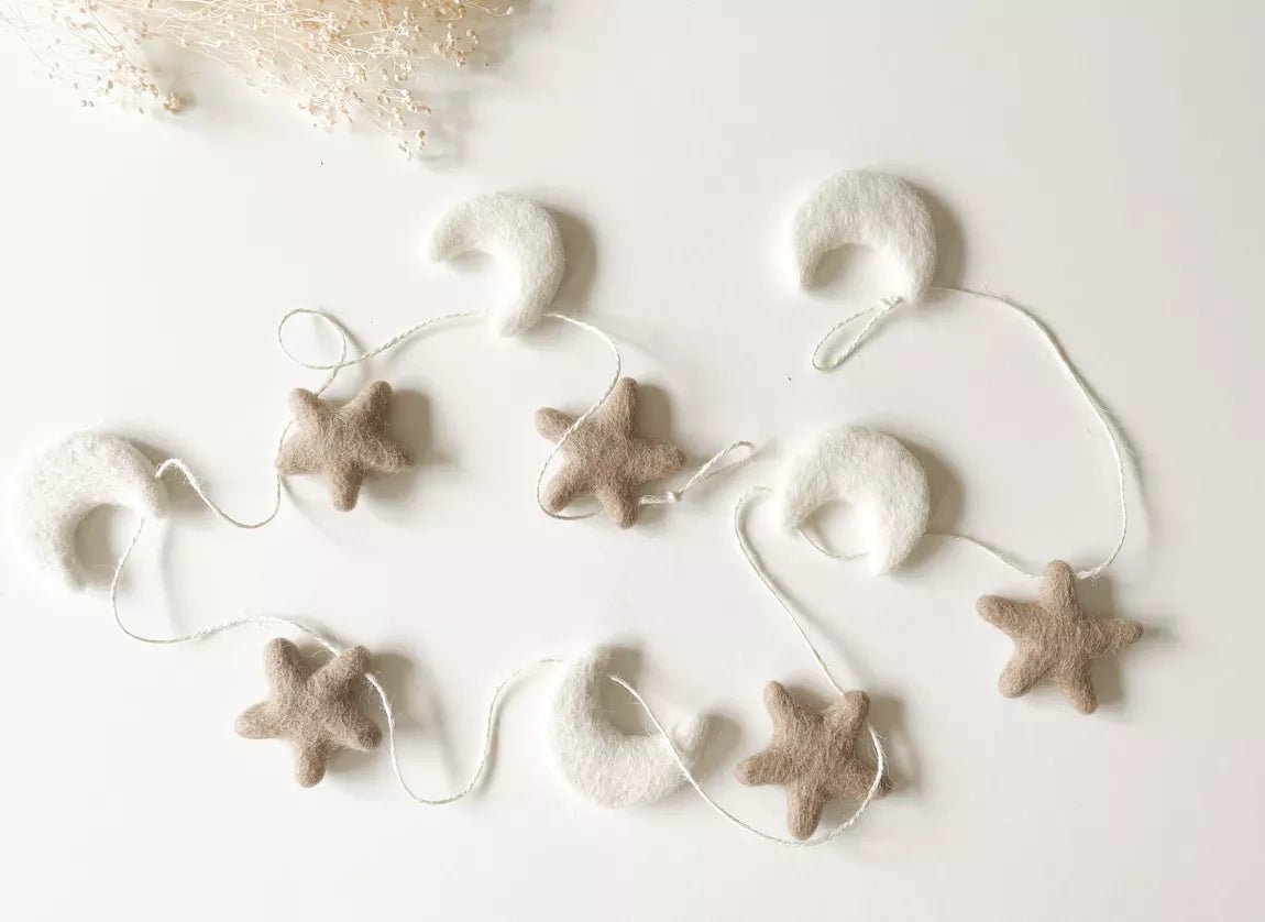 Guirlande étoiles & lunes en laine feutrée pour bébé - Pour les mômes