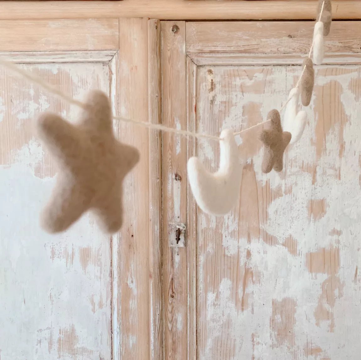 Guirlande étoiles & lunes en laine feutrée pour bébé - Pour les mômes