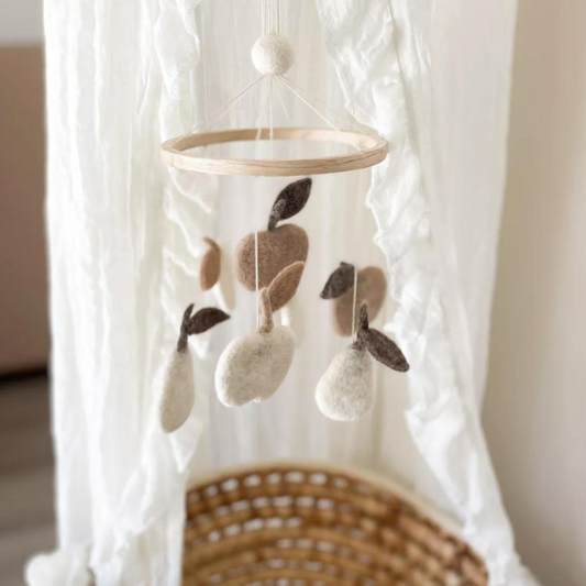 alt="Mobile décoratif en bois pour chambre bébé avec pommes et poires"

alt="Mobile suspendu naturel pour décoration chambre enfant"

